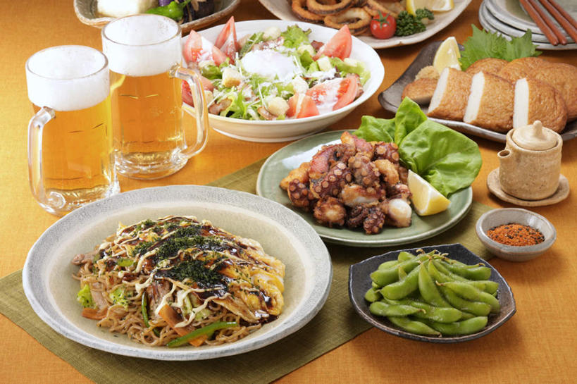 面食,面条,米饭,豆腐,啤酒,无人,餐厅,横图,俯视,室内,特写,白天,烹饪,餐桌,桌子,章鱼,柠檬,萝卜,胡萝卜,茄子,西红柿,椰菜,卷心菜,杯子,餐具,水果,一堆,许多,切开,切碎,堆叠,堆积,碟子,盘,毛豆,青菜,蛋,鸡蛋,煎蛋,酱料,酱汁,面,肉,日本料理,沙拉,料理,食品,饭,豆荚,色拉,酱,沙律,水果沙拉,菜肴,美食,肉类,玻璃制品,酒,食物,盘子,酒杯,啤酒杯,碟,日式料理,切,日式,佳肴,有机食品,绿色食品,餐台,色拉酱,堆,石吸,死牛,望潮,坐蛸,五谷,豆制品,千岛酱,剖面,肉食,切面,炒面饭,玻璃杯,进餐用具,烹调用具,石居,八爪鱼,益母果,柠果,落苏,酪酥,昆仑瓜,结球甘蓝,红萝卜,甘荀,甘兰,番茄,包心菜,矮瓜,彩图,高角度拍摄,餐馆,饭店,饭馆