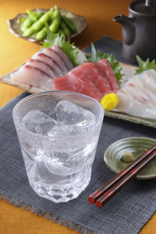 三文鱼,生鱼片,芥末,啤酒,无人,餐厅,竖图,俯视,室内,特写,白天,烹饪,餐桌,筷子,桌子,鲑鱼,蔬菜,椰菜,卷心菜,杯子,餐具,叶子,一堆,许多,堆叠,堆积,装饰,盛开,棍子,花菜,花椰菜,毛豆,西兰花,日本料理,鱼片,料理,食品,绿叶,丸子,豆荚,花蕾,菜肴,美食,肉丸,玻璃制品,酒,雏菊,花,花瓣,花朵,鲜花,食物,一朵,黄色,酒杯,啤酒杯,日式料理,花苞,花蕊,日式,嫩叶,菊花,佳肴,餐台,堆,大马哈鱼,配菜,鳕鱼,撒蒙鱼,萨门鱼,冰海之皇,鲑,叶,叶片,玻璃杯,进餐用具,烹调用具,结球甘蓝,甘兰,包心菜,彩图,高角度拍摄,餐馆,饭店,饭馆,刺身