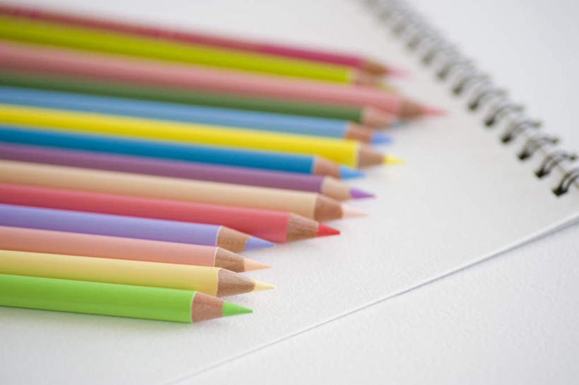 无人,横图,俯视,彩色,室内,特写,白天,白色背景,静物,一排,许多,整齐,蜡笔,记事本,排列,黄色,红色,蓝色,绿色,紫色,本子,笔记本,画笔,彩笔,摄影,影棚,队列,彩图,高角度拍摄,影棚拍摄,拍摄