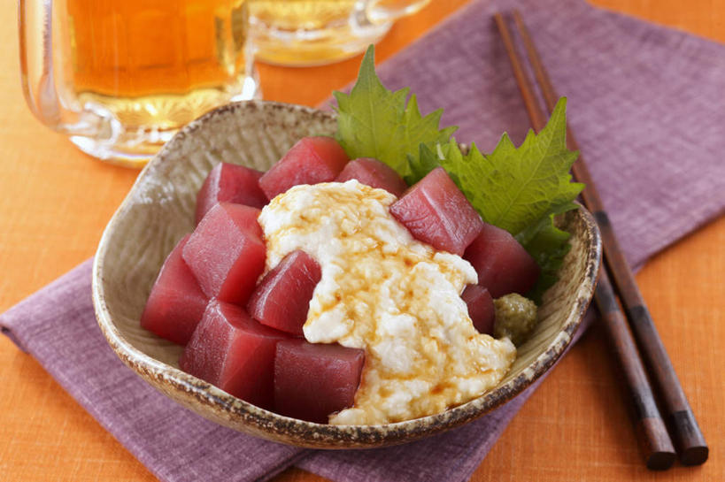 生鱼片,啤酒,无人,餐厅,横图,俯视,室内,特写,白天,烹饪,餐桌,筷子,桌子,杯子,餐具,叶子,一堆,许多,堆叠,堆积,装饰,碟子,盘,山药,日本料理,鱼片,料理,食品,绿叶,鲔鱼,金枪鱼,菜肴,美食,玻璃制品,酒,食物,红色,盘子,酒杯,啤酒杯,碟,日式料理,日式,嫩叶,佳肴,餐台,堆,配菜,山药泥,叶,叶片,玻璃杯,进餐用具,烹调用具,彩图,高角度拍摄,餐馆,饭店,饭馆