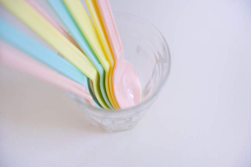 无人,横图,俯视,室内,特写,白天,白色背景,静物,杯子,许多,勺子,玻璃制品,黄色,红色,蓝色,绿色,水杯,塑料制品,调羹,汤匙,摄影,影棚,玻璃杯,彩图,高角度拍摄,影棚拍摄,拍摄