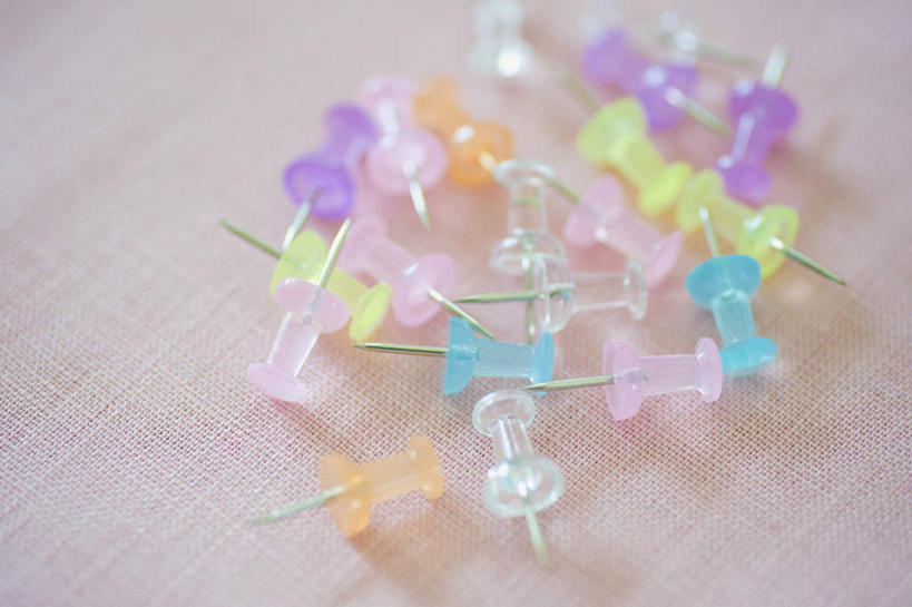 无人,横图,俯视,彩色,室内,特写,白天,生活用品,桌面,桌子,静物,一堆,许多,堆叠,堆积,透明,粉红,办公用品,文具,粉色,黄色,蓝色,绿色,紫色,白色,学习用品,日用品,图钉,堆,文具用品,彩图,高角度拍摄