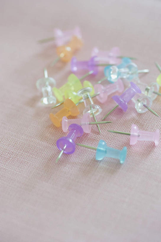 无人,竖图,俯视,室内,特写,白天,生活用品,桌面,桌子,静物,一堆,许多,堆叠,堆积,透明,粉红,办公用品,文具,粉色,黄色,蓝色,绿色,紫色,白色,学习用品,日用品,图钉,堆,文具用品,彩图,高角度拍摄