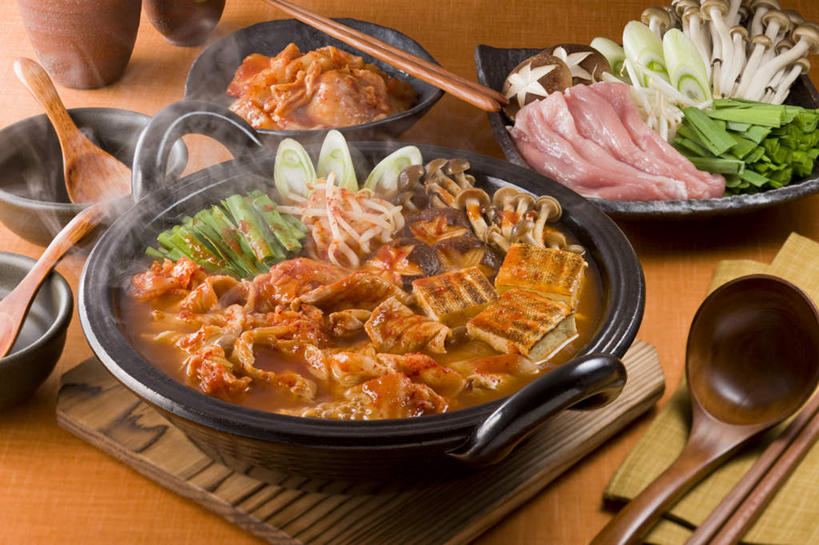 豆腐,无人,餐厅,横图,俯视,室内,特写,白天,烹饪,餐桌,桌子,萝卜,胡萝卜,蔬菜,西红柿,椰菜,卷心菜,餐具,一堆,许多,堆叠,堆积,碟子,炖锅,盖子,盘,勺子,菌菇,蘑菇,肉,汤,日本料理,料理,食品,锅盖,菌类,锅,火锅,菜肴,美食,肉类,食物,盘子,调羹,碟,汤匙,碗,日式料理,日式,食用菌,佳肴,餐台,堆,豆制品,肉食,日式火锅,进餐用具,烹调用具,结球甘蓝,红萝卜,甘荀,甘兰,番茄,包心菜,彩图,高角度拍摄,餐馆,饭店,饭馆