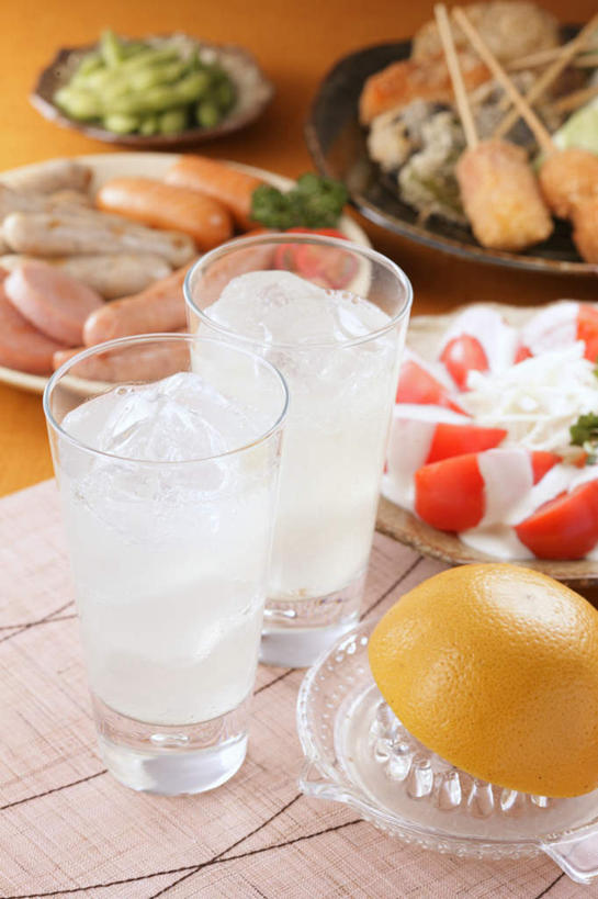 无人,餐厅,竖图,俯视,室内,特写,白天,烹饪,烧烤,餐桌,桌子,柑橘,蔬菜,西红柿,杯子,餐具,水果,一堆,许多,切开,堆叠,堆积,棍子,毛豆,蔬菜沙拉,日本料理,沙拉,冰块,料理,食品,烤肉,半个,豆荚,色拉,葡萄柚,沙律,菜肴,美食,玻璃制品,食物,两个,水杯,日式料理,西柚,切,一半,日式,佳肴,有机食品,绿色食品,餐台,烤肠,色拉酱,堆,千岛酱,剖面,切面,朱栾,玻璃杯,进餐用具,烹调用具,橘子,桔子,橙子,橙,番茄,彩图,高角度拍摄,餐馆,饭店,饭馆