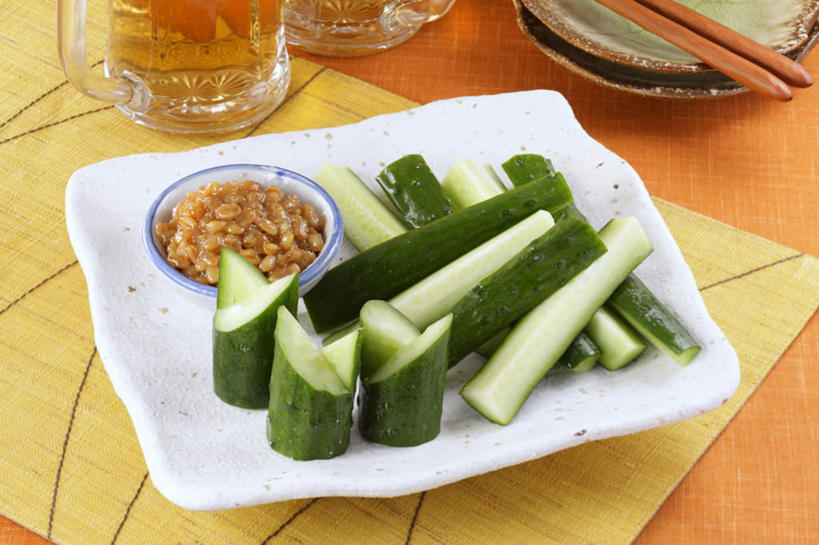 啤酒,无人,餐厅,横图,俯视,室内,特写,白天,烹饪,餐桌,筷子,桌子,黄瓜,蔬菜,杯子,餐具,一堆,许多,切开,堆叠,堆积,碟子,盘,酱料,酱汁,日本料理,料理,食品,酱,菜肴,美食,玻璃制品,酒,食物,盘子,酒杯,啤酒杯,碟,日式料理,切,日式,佳肴,餐台,堆,剖面,切面,玻璃杯,进餐用具,烹调用具,青瓜,胡瓜,彩图,高角度拍摄,餐馆,饭店,饭馆