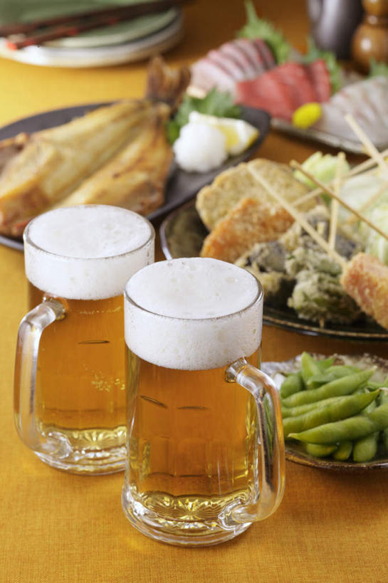 三文鱼,生鱼片,芥末,啤酒,无人,餐厅,竖图,俯视,室内,特写,白天,烹饪,烧烤,餐桌,筷子,桌子,鲑鱼,蔬菜,杯子,餐具,一堆,许多,堆叠,堆积,碟子,棍子,盘,毛豆,肉,鱼肉,日本料理,鱼片,料理,食品,烤肉,豆荚,菜肴,美食,肉类,玻璃制品,酒,食物,盘子,酒杯,啤酒杯,碟,日式料理,日式,佳肴,餐台,堆,大马哈鱼,肉食,鳕鱼,撒蒙鱼,萨门鱼,冰海之皇,鲑,玻璃杯,进餐用具,烹调用具,彩图,高角度拍摄,餐馆,饭店,饭馆,刺身