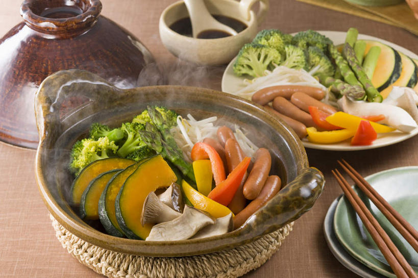 无人,餐厅,横图,俯视,室内,特写,白天,烹饪,餐桌,筷子,桌子,萝卜,胡萝卜,南瓜,餐具,一堆,许多,堆叠,堆积,碟子,炖锅,盖子,盘,金瓜,豆芽,花菜,花椰菜,菌菇,西兰花,香菇,调料,日本料理,料理,食品,锅盖,调味品,调味料,菌类,锅,火锅,菜肴,美食,番瓜,食物,盘子,碟,日式料理,日式,食用菌,佳肴,餐台,烤肠,堆,麦瓜,倭瓜,日式火锅,进餐用具,烹调用具,红萝卜,甘荀,彩图,高角度拍摄,餐馆,饭店,饭馆