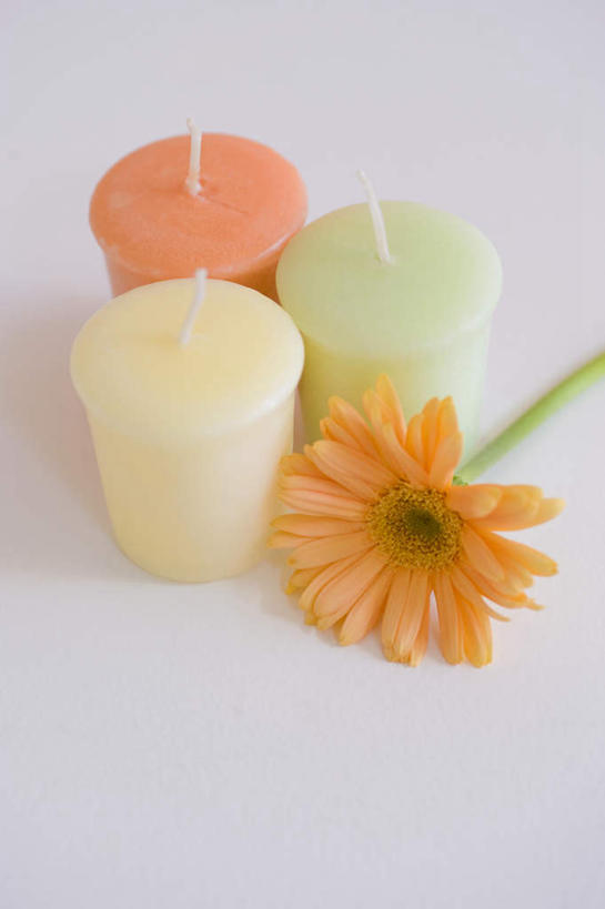 无人,竖图,俯视,室内,特写,白天,桌面,桌子,静物,蜡烛,绿色背景,盛开,非洲菊,花蕾,花,花瓣,花朵,鲜花,三个,一朵,绿色,白色,花苞,花蕊,橙色,菊花,摄影,影棚,扶郎花,灯盏花,千日菊,彩图,高角度拍摄,影棚拍摄,拍摄