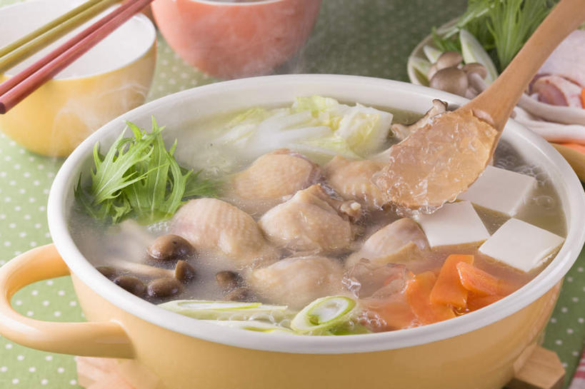 豆腐,无人,餐厅,横图,俯视,室内,特写,白天,烹饪,餐桌,筷子,桌子,萝卜,胡萝卜,蔬菜,餐具,一堆,许多,堆叠,堆积,碟子,炖锅,盘,勺子,金针菇,菌菇,汤,日本料理,料理,食品,菌类,锅,白菜,火锅,菜肴,美食,食物,盘子,调羹,碟,汤匙,碗,日式料理,日式,食用菌,佳肴,餐台,堆,鸡汤,日式火锅,进餐用具,烹调用具,红萝卜,甘荀,彩图,高角度拍摄,餐馆,饭店,饭馆