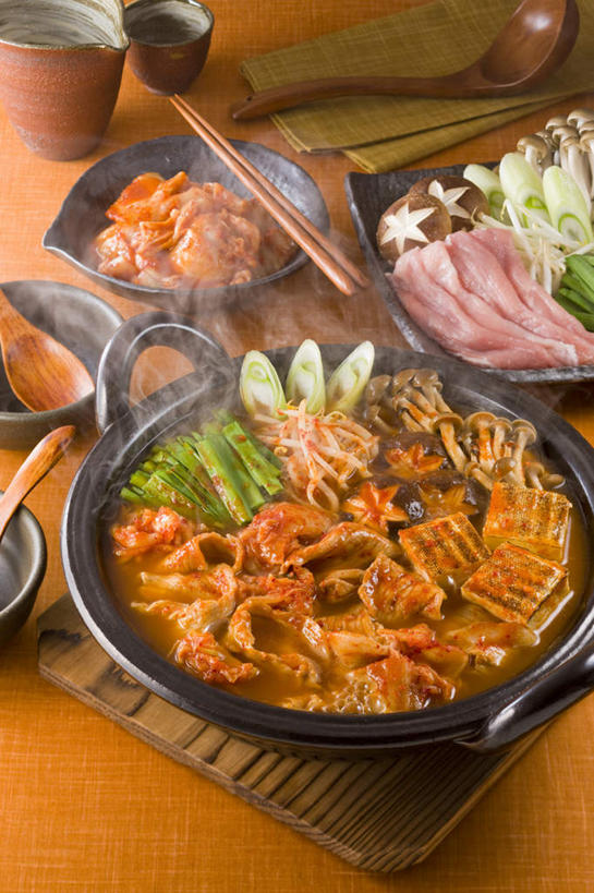 豆腐,清酒,无人,餐厅,竖图,俯视,室内,特写,白天,烹饪,餐桌,筷子,桌子,萝卜,胡萝卜,蔬菜,西红柿,杯子,餐具,一堆,许多,堆叠,堆积,碟子,炖锅,盘,豆芽,金针菇,菌菇,蘑菇,肉,汤,日本料理,料理,食品,菌类,锅,火锅,菜肴,美食,肉类,酒,食物,盘子,酒杯,碟,日式料理,日式,食用菌,佳肴,餐台,清酒杯,堆,豆制品,肉食,日式火锅,进餐用具,烹调用具,红萝卜,甘荀,番茄,彩图,高角度拍摄,餐馆,饭店,饭馆