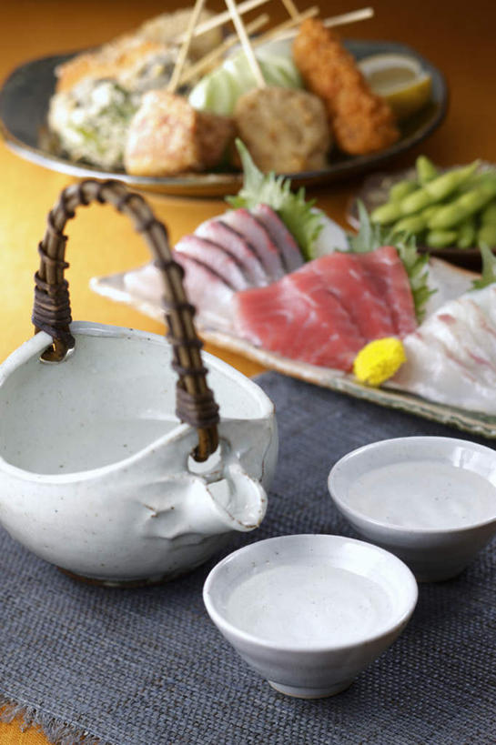 三文鱼,生鱼片,无人,餐厅,竖图,俯视,室内,特写,白天,烹饪,烧烤,餐桌,桌子,鲑鱼,蔬菜,杯子,餐具,一堆,许多,堆叠,堆积,盛开,棍子,壶,毛豆,日本料理,鱼片,料理,食品,烤肉,豆荚,花蕾,菜肴,美食,水壶,雏菊,花,花瓣,花朵,鲜花,食物,一朵,黄色,茶壶,水杯,日式料理,花苞,花蕊,日式,菊花,佳肴,餐台,堆,大马哈鱼,鳕鱼,撒蒙鱼,萨门鱼,冰海之皇,鲑,茶杯,进餐用具,烹调用具,彩图,高角度拍摄,餐馆,饭店,饭馆,刺身