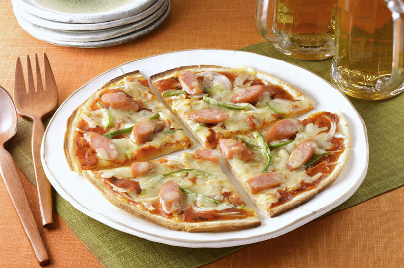 点心,啤酒,无人,餐厅,横图,俯视,室内,特写,白天,烹饪,西餐,餐桌,筷子,桌子,杯子,餐具,切开,碟子,盘,酱料,酱汁,料理,食品,披萨,匹萨,酱,菜肴,美食,玻璃制品,酒,食物,糕点,盘子,酒杯,啤酒杯,碟,快餐,切,西式,四块,佳肴,餐台,比萨,剖面,西式快餐,垃圾食品,切面,意大利薄饼,玻璃杯,进餐用具,烹调用具,彩图,高角度拍摄,餐馆,饭店,饭馆