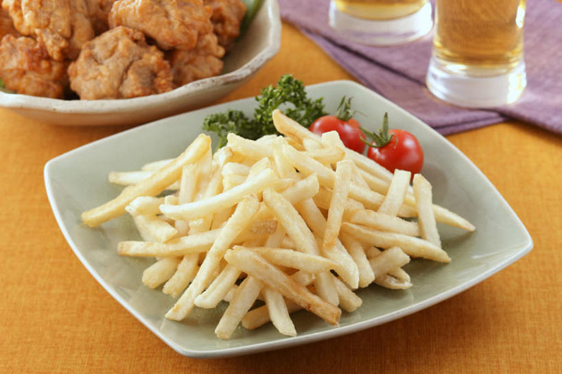 啤酒,无人,餐厅,横图,俯视,室内,特写,白天,烹饪,西餐,餐桌,桌子,蔬菜,西红柿,杯子,餐具,一堆,许多,堆叠,堆积,碟子,盘,花菜,花椰菜,西兰花,油炸食品,日本料理,料理,食品,薯条,菜肴,美食,玻璃制品,酒,食物,盘子,酒杯,啤酒杯,碟,日式料理,日式,西式,佳肴,餐台,堆,炸鸡,垃圾食品,玻璃杯,进餐用具,烹调用具,番茄,彩图,高角度拍摄,餐馆,饭店,饭馆