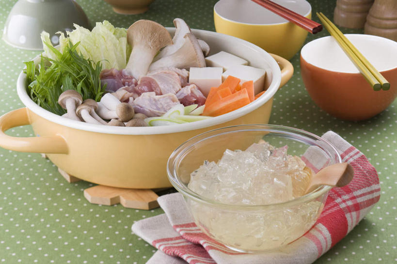 面食,豆腐,清酒,无人,餐厅,横图,俯视,室内,特写,白天,烹饪,餐桌,筷子,桌子,萝卜,胡萝卜,蔬菜,杯子,餐具,叶子,一堆,许多,堆叠,堆积,碟子,炖锅,盖子,盘,菌菇,青菜,汤,日本料理,料理,食品,面点,绿叶,锅盖,菌类,锅,火锅,菜肴,美食,酒,食物,盘子,酒杯,碟,碗,日式料理,日式,嫩叶,食用菌,佳肴,餐台,清酒杯,堆,豆制品,水饺,日式火锅,叶,叶片,进餐用具,烹调用具,红萝卜,甘荀,彩图,高角度拍摄,餐馆,饭店,饭馆