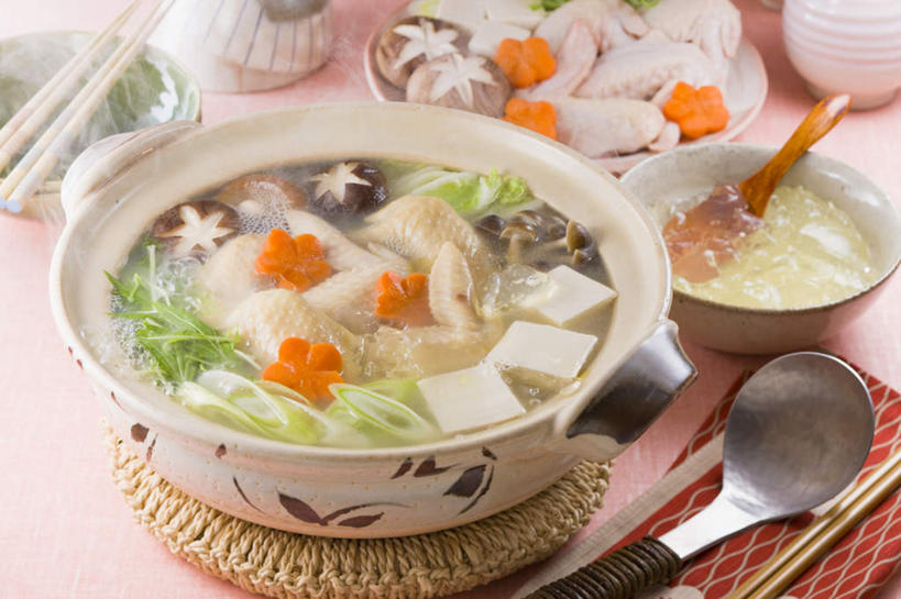 面食,豆腐,清酒,无人,餐厅,横图,俯视,室内,特写,白天,烹饪,餐桌,筷子,桌子,萝卜,胡萝卜,蔬菜,杯子,餐具,叶子,一堆,许多,堆叠,堆积,碟子,炖锅,盖子,盘,勺子,菌菇,蘑菇,青菜,汤,日本料理,料理,食品,面点,绿叶,锅盖,菌类,锅,火锅,鸡翅,菜肴,美食,酒,食物,盘子,酒杯,调羹,碟,汤匙,碗,日式料理,日式,嫩叶,食用菌,佳肴,餐台,清酒杯,堆,豆制品,水饺,日式火锅,叶,叶片,进餐用具,烹调用具,红萝卜,甘荀,彩图,高角度拍摄,餐馆,饭店,饭馆