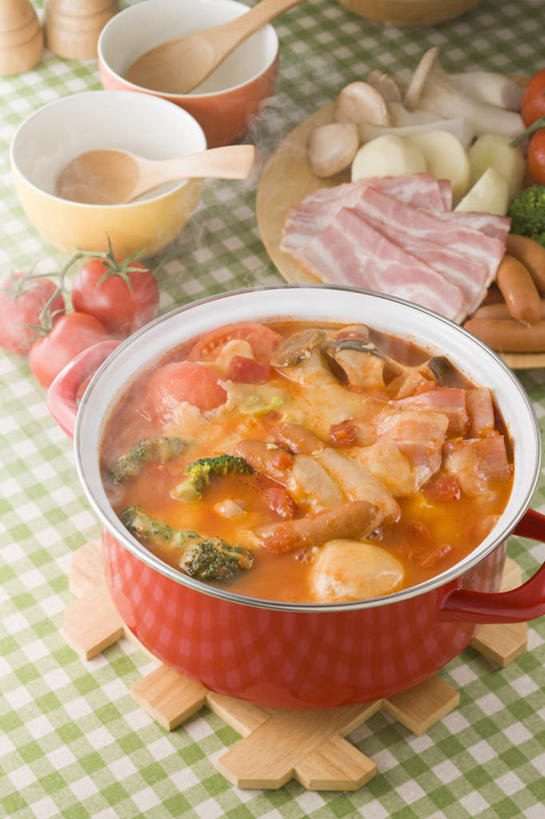 面食,清酒,无人,餐厅,竖图,俯视,室内,特写,白天,烹饪,餐桌,筷子,桌子,萝卜,胡萝卜,蔬菜,西红柿,杯子,餐具,叶子,一堆,许多,堆叠,堆积,碟子,炖锅,盖子,盘,勺子,花菜,花椰菜,菌菇,西兰花,肉,汤,日本料理,料理,食品,面点,绿叶,锅盖,菌类,锅,火锅,菜肴,美食,肉类,酒,食物,盘子,酒杯,调羹,碟,汤匙,碗,日式料理,日式,嫩叶,食用菌,佳肴,餐台,清酒杯,堆,肉食,水饺,日式火锅,叶,叶片,进餐用具,烹调用具,红萝卜,甘荀,番茄,彩图,高角度拍摄,餐馆,饭店,饭馆