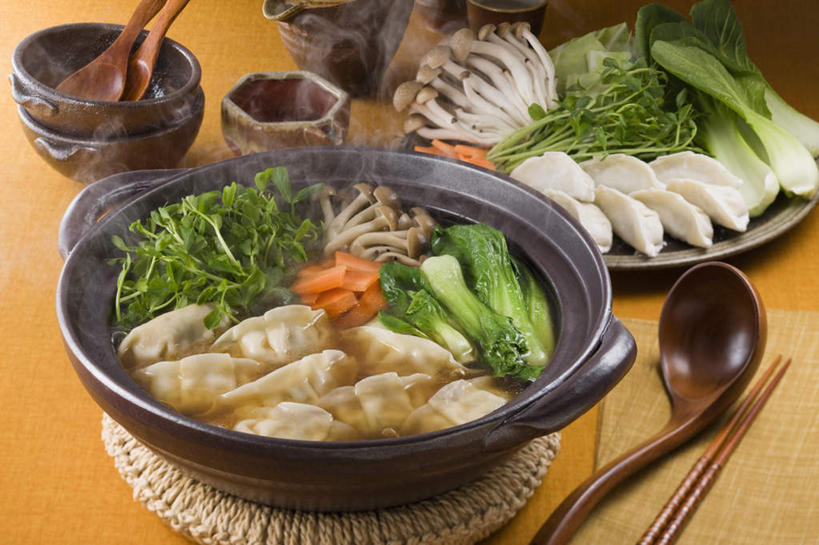 面食,清酒,无人,餐厅,横图,俯视,室内,特写,白天,烹饪,餐桌,筷子,桌子,萝卜,胡萝卜,蔬菜,杯子,餐具,叶子,一堆,许多,堆叠,堆积,碟子,炖锅,盖子,盘,勺子,金针菇,菌菇,青菜,汤,日本料理,料理,食品,面点,绿叶,锅盖,菌类,锅,火锅,菜肴,美食,酒,食物,盘子,酒杯,调羹,碟,汤匙,碗,日式料理,日式,嫩叶,食用菌,佳肴,餐台,清酒杯,堆,水饺,日式火锅,叶,叶片,进餐用具,烹调用具,红萝卜,甘荀,彩图,高角度拍摄,餐馆,饭店,饭馆