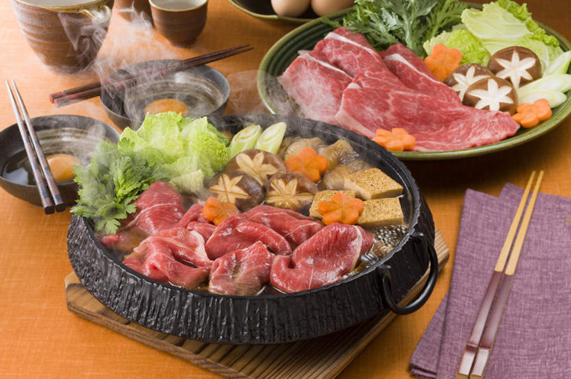 豆腐,清酒,无人,餐厅,横图,俯视,室内,特写,白天,烹饪,餐桌,筷子,桌子,萝卜,胡萝卜,椰菜,卷心菜,杯子,餐具,一堆,许多,堆叠,堆积,碟子,炖锅,盘,菌菇,香菇,蛋,鸡蛋,肉,日本料理,牛肉,料理,食品,菌类,锅,火锅,菜肴,美食,肉类,酒,食物,盘子,酒杯,碟,碗,日式料理,日式,食用菌,佳肴,餐台,清酒杯,堆,豆制品,肉食,日式火锅,进餐用具,烹调用具,结球甘蓝,红萝卜,甘荀,甘兰,包心菜,彩图,高角度拍摄,餐馆,饭店,饭馆