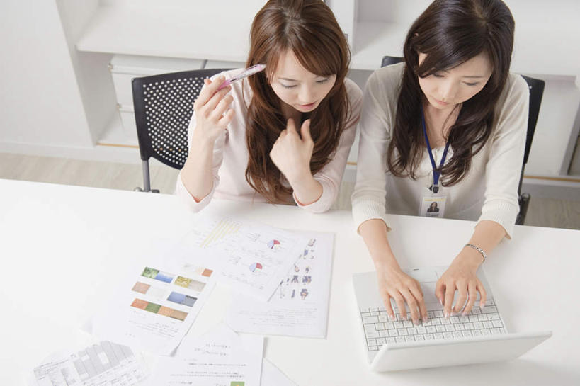 东方人,两个人,同事,商务人士,商务女性,办公室,坐,横图,俯视,室内,白天,成功,合作,团队,集体,信心,电脑,笔记本电脑,家具,桌子,亚洲,敲打,套装,网络,笔,材料,档案,文件,办公桌,注视,黄种人,输入,通讯设备,队伍,资料,打字,观察,看,观看,点击,敲击,察看,无线,领导,成就,关注,文档,通信设备,商务装,无线网络,合伙,领袖,无线上网,便携式电脑,工薪阶层,办公家具,按键,手提电脑,年轻女性,女人,女性,亚洲人,白领,上班族,坐着,半身,彩图,高角度拍摄