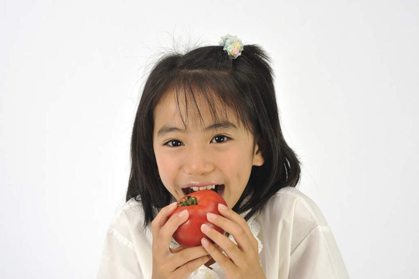 东方人,儿童,脸,头,脸颊,一个人,站,横图,室内,特写,白天,白色背景,正面,纯洁,蔬菜,西红柿,亚洲,仅一个女性,仅一个人,握,咬,拿,拿着,注视,休闲装,黄种人,一个,小孩,红色,观察,看,站着,张嘴,仅一个小孩,休闲,休闲服,可爱,童年,童趣,握着,摄影,影棚,单个,观看,咬着,察看,关注,张大嘴巴,童真,烂漫,无邪,天真,女孩,女人,女性,亚洲人,孩子,头部,脸部,脸蛋,面部,张开嘴,番茄,站立,半身,彩图,影棚拍摄,拍摄,女生