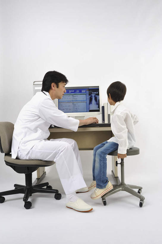 东方人,儿童,医生,医院,坐,笑,微笑,露齿笑,竖图,室内,白天,白色背景,侧面,纯洁,亚洲,检查,注视,黄种人,相视,小孩,白色,听诊器,观察,看,医疗人员,面对面,可爱,童年,童趣,治疗,摄影,影棚,观看,对视,察看,医疗设备,白大褂,关注,相对,童真,烂漫,无邪,医疗机构,相看,天真,男孩,男人,男性,亚洲人,孩子,大夫,坐着,彩图,全身,影棚拍摄,拍摄,病院,诊所,男生