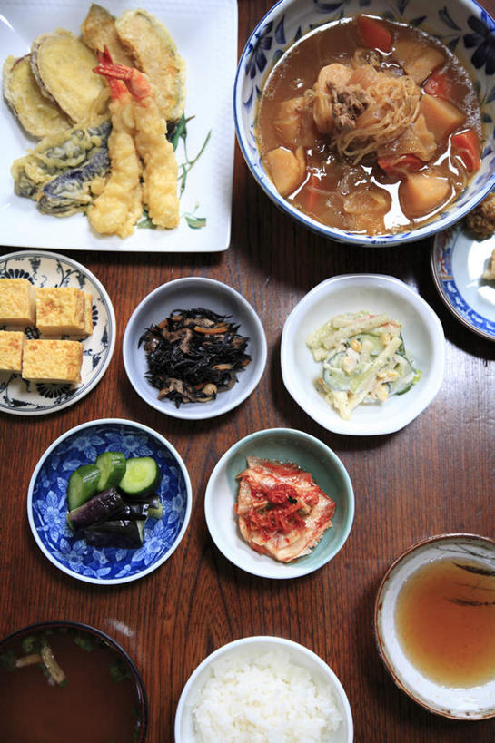 海鲜,面食,面条,米饭,豆腐,无人,餐厅,竖图,俯视,室内,特写,白天,烹饪,餐桌,桌子,黄瓜,土豆,餐具,许多,碟子,盘,调料,酱料,酱汁,面,汤,天妇罗,虾,日本料理,味增汤,料理,食品,饭,调味品,调味料,水产,酱,咸菜,菜肴,美食,食物,排列,盘子,碟,碗,日式料理,日式,佳肴,餐台,虾肉,五谷,队列,海产品,天麸罗,进餐用具,烹调用具,芋艿,洋芋,山药蛋,青瓜,马铃薯,胡瓜,彩图,高角度拍摄,餐馆,饭店,饭馆