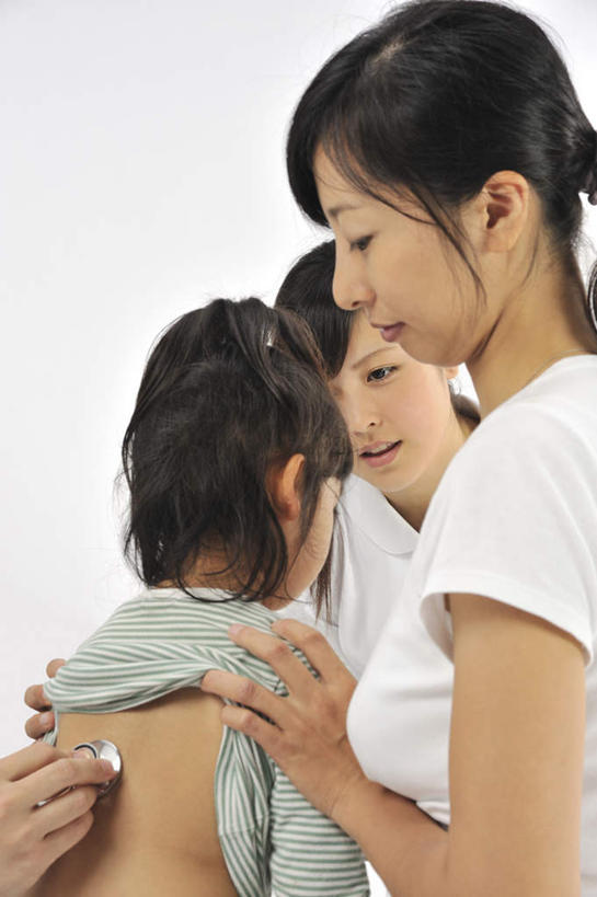 东方人,儿童,四个人,医生,护士,医院,站,坐,笑,微笑,露齿笑,竖图,室内,白天,白色背景,正面,纯洁,亚洲,检查,注视,黄种人,小孩,白色,听诊器,观察,看,站着,医护人员,医疗人员,可爱,童年,童趣,治疗,摄影,影棚,观看,察看,医疗设备,白衣天使,白大褂,关注,童真,烂漫,无邪,医疗机构,护士长,天真,男人,男性,年轻男性,年轻女性,女孩,女人,女性,亚洲人,孩子,大夫,站立,坐着,半身,彩图,影棚拍摄,拍摄,病院,诊所,女生