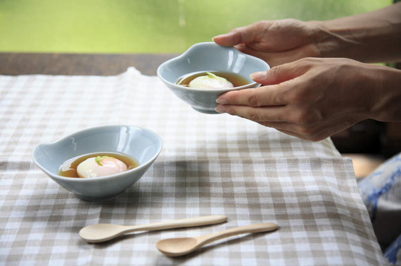 点心,东方人,手,一个人,餐厅,坐,捧,横图,室内,特写,白天,侧面,烹饪,餐桌,桌子,餐具,亚洲,仅一个年轻女性,仅一个女性,仅一个人,碟子,盘,勺子,汤,日本料理,料理,食品,甜点,甜品,黄种人,菜肴,美食,桌布,食物,糕点,盘子,调羹,碟,汤匙,日式料理,甜食,日式,手部,佳肴,餐台,年轻女性,女人,女性,亚洲人,进餐用具,烹调用具,端,端着,捧着,手捧,坐着,半身,彩图,餐馆,饭店,饭馆