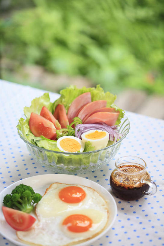 无人,餐厅,竖图,俯视,室内,特写,白天,烹饪,餐桌,桌子,黄瓜,蔬菜,西红柿,洋葱,餐具,许多,切开,朦胧,模糊,碟子,盘,花菜,花椰菜,生菜,西兰花,蛋,荷包蛋,鸡蛋,酱料,酱汁,日本料理,料理,食品,火腿,酱,菜肴,美食,桌布,食物,排列,红色,绿色,白色,盘子,碟,日式料理,切,日式,佳肴,餐台,队列,剖面,切面,草鸡蛋,进餐用具,烹调用具,圆葱,洋葱头,球葱,青瓜,胡瓜,番茄,彩图,高角度拍摄,餐馆,饭店,饭馆