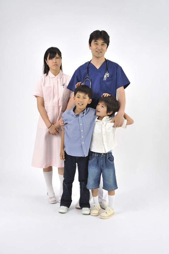 东方人,儿童,四个人,医生,护士,医院,站,笑,微笑,露齿笑,竖图,室内,白天,白色背景,正面,纯洁,亚洲,注视,黄种人,小孩,蓝色,白色,听诊器,观察,看,站着,医护人员,医疗人员,可爱,童年,童趣,摄影,影棚,观看,察看,医疗设备,白衣天使,白大褂,关注,童真,烂漫,无邪,医疗机构,护士长,天真,男孩,男人,男性,年轻男性,年轻女性,女孩,女人,女性,亚洲人,孩子,大夫,站立,彩图,全身,影棚拍摄,拍摄,病院,诊所,男生,女生