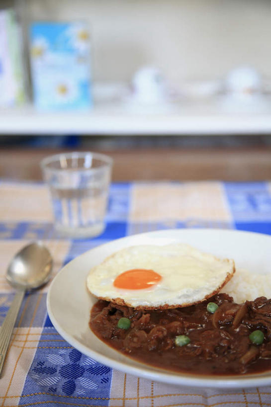 无人,餐厅,竖图,俯视,室内,特写,白天,烹饪,餐桌,桌子,杯子,餐具,朦胧,模糊,碟子,盘,勺子,豌豆,荷包蛋,酱料,酱汁,日本料理,料理,食品,酱,菜肴,美食,桌布,食物,盘子,水杯,调羹,碟,汤匙,日式料理,日式,佳肴,餐台,茶杯,进餐用具,烹调用具,彩图,高角度拍摄,餐馆,饭店,饭馆