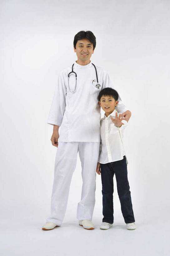 东方人,儿童,两个人,医生,护士,医院,站,抱,笑,微笑,露齿笑,竖图,室内,白天,白色背景,正面,纯洁,帽子,亚洲,注视,黄种人,小孩,白色,听诊器,观察,看,站着,医护人员,医疗人员,可爱,童年,童趣,摄影,影棚,抱着,观看,察看,医疗设备,护士帽,搂着,白衣天使,白大褂,关注,童真,烂漫,无邪,医疗机构,护士长,天真,男孩,男人,男性,年轻男性,亚洲人,孩子,大夫,搂,站立,彩图,全身,影棚拍摄,拍摄,病院,诊所,男生