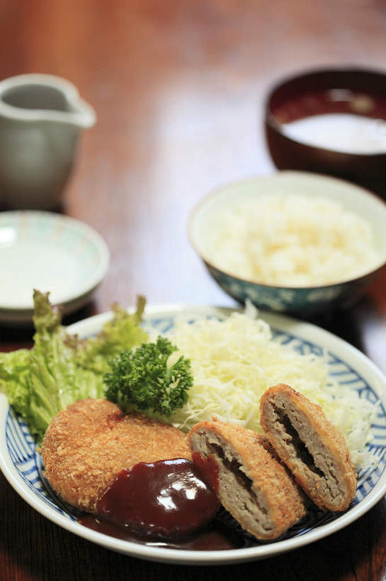 面食,面条,米饭,意大利面,无人,餐厅,竖图,俯视,室内,特写,白天,烹饪,餐桌,桌子,椰菜,卷心菜,餐具,碟子,盘,花菜,花椰菜,西兰花,面,汤,日本料理,味增汤,料理,食品,饭,猪排,菜肴,美食,食物,盘子,碟,日式料理,日式,佳肴,餐台,五谷,炸猪排,进餐用具,烹调用具,结球甘蓝,甘兰,包心菜,彩图,高角度拍摄,餐馆,饭店,饭馆