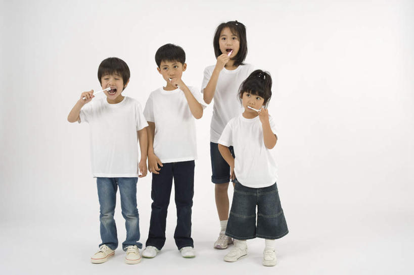 东方人,儿童,四个人,站,横图,室内,白天,白色背景,正面,T恤衫,纯洁,亚洲,握,牙刷,拿,T恤,拿着,注视,休闲装,黄种人,刷牙,小孩,观察,看,站着,张嘴,休闲,休闲服,可爱,童年,童趣,握着,摄影,影棚,观看,察看,关注,张大嘴巴,童真,烂漫,无邪,天真,男孩,男人,男性,女孩,女人,女性,亚洲人,孩子,张开嘴,站立,彩图,全身,影棚拍摄,拍摄,男生,女生
