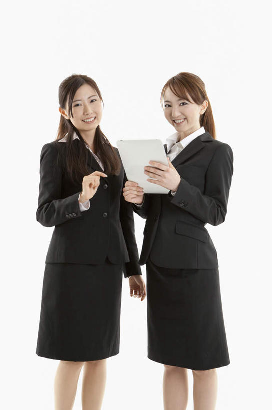 东方人,两个人,同事,商务人士,商务女性,站,笑,说,微笑,露齿笑,竖图,室内,白天,白色背景,正面,成功,合作,团队,集体,信心,亚洲,套装,材料,档案,文件,注视,黄种人,队伍,资料,观察,看,站着,服务,摄影,影棚,观看,察看,领导,成就,关注,文档,商务装,合伙,领袖,工薪阶层,服务型行业,交流,年轻女性,女人,女性,亚洲人,白领,上班族,沟通,讲话,交谈,说话,谈话,站立,半身,彩图,影棚拍摄,拍摄