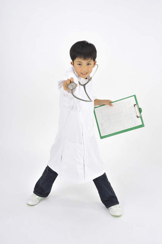 东方人,儿童,一个人,医生,护士,医院,站,笑,微笑,露齿笑,竖图,室内,白天,白色背景,正面,纯洁,亚洲,仅一个男性,仅一个人,握,拿,拿着,注视,黄种人,小孩,听诊器,观察,看,站着,仅一个小孩,医护人员,医疗人员,可爱,童年,童趣,握着,摄影,影棚,观看,察看,医疗设备,白衣天使,白大褂,关注,记录板,童真,烂漫,无邪,记事板,医疗机构,护士长,天真,男孩,男人,男性,亚洲人,孩子,大夫,站立,彩图,全身,影棚拍摄,拍摄,病院,诊所,男生