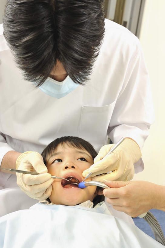 东方人,儿童,三个人,医生,病人,牙科医生,医院,站,躺,闭眼,竖图,室内,白天,正面,纯洁,亚洲,检查,注视,黄种人,小孩,口罩,手套,观察,看,站着,医护人员,医疗人员,可爱,童年,童趣,治疗,观看,察看,医疗,关注,橡胶手套,童真,烂漫,无邪,医疗机构,压舌板,医用手套,医疗行业,卧着,天真,男孩,男人,男性,年轻男性,年轻女性,女人,女性,亚洲人,孩子,大夫,患者,就医者,牙医,闭眼睛,闭着眼,闭着眼睛,躺着,卧,站立,半身,彩图,病院,诊所,男生