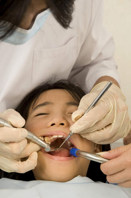 东方人,儿童,三个人,医生,病人,牙科医生,医院,站,躺,闭眼,竖图,室内,白天,正面,纯洁,亚洲,检查,注视,黄种人,小孩,口罩,手套,观察,看,站着,医护人员,医疗人员,可爱,童年,童趣,治疗,观看,察看,医疗,关注,橡胶手套,童真,烂漫,无邪,医疗机构,压舌板,医用手套,医疗行业,卧着,天真,男孩,男人,男性,年轻男性,年轻女性,女人,女性,亚洲人,孩子,大夫,患者,就医者,牙医,闭眼睛,闭着眼,闭着眼睛,躺着,卧,站立,半身,彩图,病院,诊所,男生