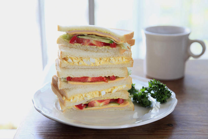 无人,餐厅,横图,俯视,室内,特写,白天,烹饪,西餐,餐桌,桌子,黄瓜,蔬菜,西红柿,杯子,餐具,装饰,瓷器,碟子,盘,花菜,花椰菜,西兰花,荷包蛋,三明治,料理,食品,陶瓷制品,菜肴,美食,食物,盘子,碟,西式,佳肴,餐台,配菜,瓷杯,三文治,进餐用具,烹调用具,青瓜,胡瓜,番茄,彩图,高角度拍摄,餐馆,饭店,饭馆