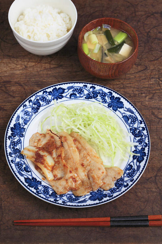 米饭,泡菜,无人,餐厅,竖图,俯视,室内,特写,白天,烹饪,餐桌,筷子,桌子,椰菜,卷心菜,餐具,碟子,盘,汤,日本料理,味增汤,料理,食品,饭,菜肴,美食,桌布,食物,盘子,碟,碗,日式料理,日式,佳肴,餐台,五谷,腌制食品,进餐用具,烹调用具,结球甘蓝,甘兰,包心菜,彩图,高角度拍摄,餐馆,饭店,饭馆