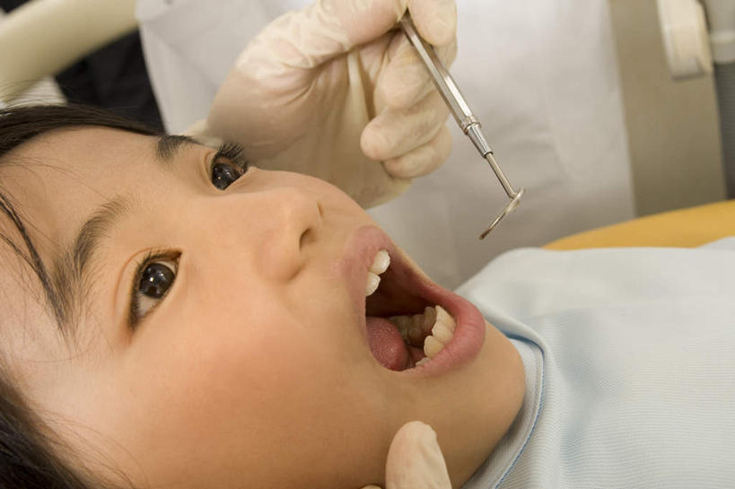 东方人,儿童,两个人,医生,病人,牙科医生,医院,站,躺,闭眼,横图,室内,特写,白天,正面,纯洁,亚洲,检查,注视,黄种人,小孩,口罩,手套,观察,看,站着,医护人员,医疗人员,可爱,童年,童趣,治疗,观看,察看,医疗,关注,橡胶手套,童真,烂漫,无邪,医疗机构,压舌板,医用手套,医疗行业,卧着,天真,男孩,男人,男性,年轻男性,亚洲人,孩子,大夫,患者,就医者,牙医,闭眼睛,闭着眼,闭着眼睛,躺着,卧,站立,半身,彩图,病院,诊所,男生