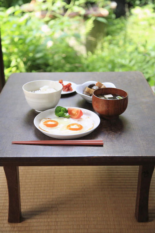 米饭,无人,餐厅,竖图,俯视,室内,特写,白天,烹饪,餐桌,筷子,桌子,西红柿,餐具,许多,碟子,盘,花菜,花椰菜,西兰花,荷包蛋,汤,日本料理,味增汤,料理,食品,饭,咸菜,菜肴,美食,桌布,食物,排列,盘子,碟,碗,日式料理,日式,佳肴,餐台,五谷,队列,腌制食品,进餐用具,烹调用具,番茄,彩图,高角度拍摄,餐馆,饭店,饭馆