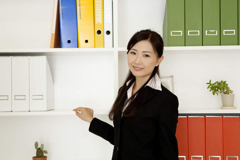 东方人,一个人,商务人士,商务女性,站,笑,微笑,露齿笑,横图,室内,白天,正面,柜子,亚洲,仅一个年轻女性,仅一个女性,仅一个人,握,套装,材料,档案,文件,拿,拿着,注视,黄种人,资料,扶,观察,看,站着,握着,观看,察看,关注,文档,商务装,档案柜,工薪阶层,年轻女性,女人,女性,亚洲人,白领,上班族,站立,半身,彩图