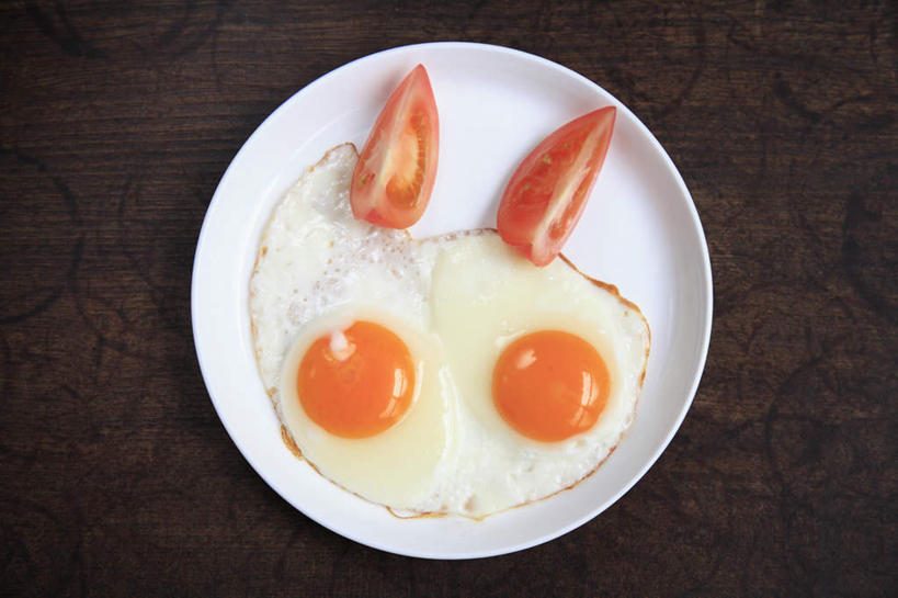 无人,餐厅,横图,俯视,室内,特写,白天,烹饪,餐桌,桌子,蔬菜,西红柿,餐具,切开,新鲜,碟子,盘,荷包蛋,日本料理,料理,食品,菜肴,美食,食物,两个,盘子,碟,日式料理,切,日式,佳肴,有机食品,绿色食品,餐台,剖面,切面,进餐用具,烹调用具,番茄,彩图,高角度拍摄,餐馆,饭店,饭馆