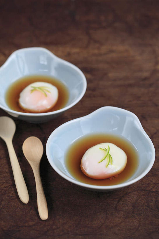 无人,餐厅,竖图,俯视,室内,特写,白天,烹饪,餐桌,桌子,餐具,碟子,盘,勺子,蛋,调料,鸡蛋,汤,日本料理,料理,食品,调味品,调味料,菜肴,美食,食物,白色,盘子,调羹,碟,汤匙,碗,日式料理,日式,佳肴,餐台,草鸡蛋,进餐用具,烹调用具,彩图,高角度拍摄,餐馆,饭店,饭馆