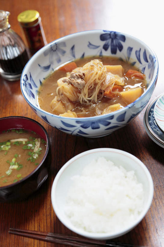 米饭,无人,餐厅,竖图,俯视,室内,特写,白天,烹饪,餐桌,筷子,桌子,萝卜,胡萝卜,土豆,餐具,一堆,许多,堆叠,堆积,碟子,盘,醋,调料,汤,日本料理,味增汤,料理,食品,饭,调味品,调味料,粉丝,菜肴,美食,桌布,食物,盘子,碟,日式料理,日式,佳肴,餐台,堆,五谷,进餐用具,烹调用具,芋艿,洋芋,山药蛋,马铃薯,红萝卜,甘荀,彩图,高角度拍摄,餐馆,饭店,饭馆