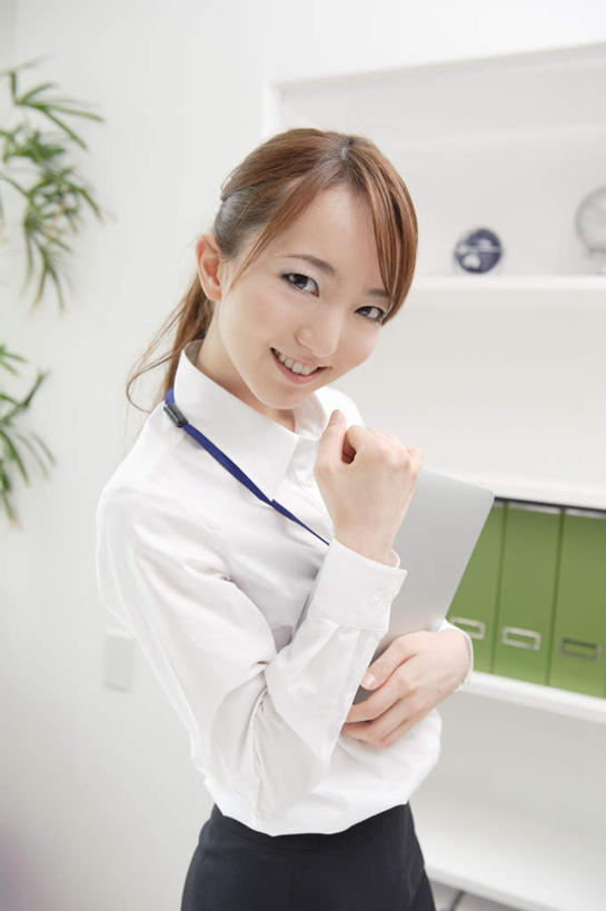 东方人,一个人,商务人士,商务女性,站,抱,笑,微笑,露齿笑,竖图,室内,白天,正面,柜子,亚洲,仅一个年轻女性,仅一个女性,仅一个人,握,套装,材料,档案,文件,拿,拿着,注视,黄种人,鼓励,资料,观察,加油,看,手势,握拳,站着,打气,握着,抱着,观看,察看,搂着,关注,鼓舞,文档,商务装,档案柜,工薪阶层,年轻女性,女人,女性,亚洲人,白领,上班族,搂,站立,半身,彩图