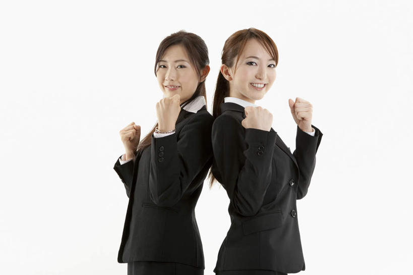 东方人,两个人,同事,商务人士,商务女性,站,笑,微笑,露齿笑,横图,室内,白天,白色背景,正面,安全,成功,合作,团队,集体,信心,亚洲,握,套装,拿,拿着,依靠,注视,黄种人,队伍,观察,看,握拳,倚靠,站着,背靠背,背对背,服务,握着,摄影,影棚,观看,察看,领导,成就,关注,商务装,合伙,领袖,工薪阶层,服务型行业,信任,年轻女性,女人,女性,亚洲人,白领,上班族,站立,半身,彩图,影棚拍摄,拍摄