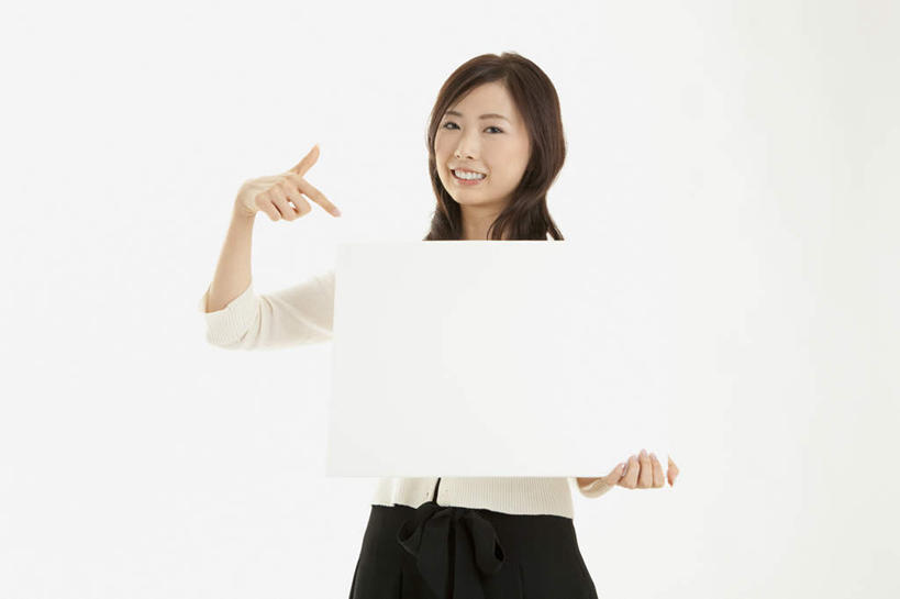 东方人,一个人,商务人士,商务女性,站,捧,笑,微笑,露齿笑,横图,室内,白天,白色背景,正面,亚洲,仅一个年轻女性,仅一个女性,仅一个人,握,指,套装,拿,拿着,注视,黄种人,方向,白板,观察,看,手势,站着,服务,握着,摄影,影棚,观看,察看,指向,关注,商务装,记录板,工薪阶层,记事板,服务型行业,年轻女性,女人,女性,亚洲人,白领,上班族,端,端着,捧着,手捧,站立,半身,彩图,影棚拍摄,拍摄